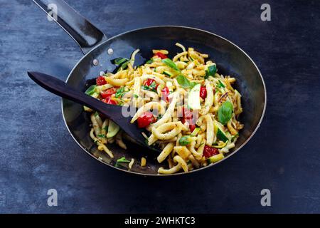 Traditionelles österreichisches schupfnudeln mit Gemüse und Kräutern als vegetarisches Gericht serviert als Nahaufnahme in einer rustikalen Pfanne Stockfoto