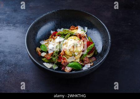 Grün glasierter Spargel mit frittiertem Schinken Stockfoto