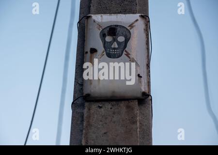 Warnschild für Leute, die diesem Hotel fern bleiben sollen Stockfoto