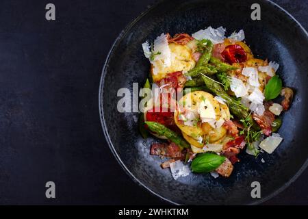 Grün glasierter Spargel mit frittiertem Schinken Stockfoto