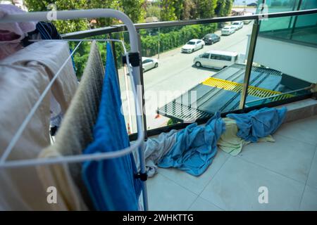 Seitenansicht für Handtücher auf dem Boden und Wäscheständer Stockfoto