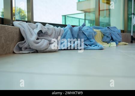 Seitenansicht für Handtücher auf dem Boden Stockfoto