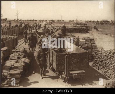 Eine Munitionsladestation. Soldaten, die Granaten auf dem Schienentransport verladen. Bilder der kanadischen Streitkräfte im Ersten Weltkrieg in Frankreich 1917 Stockfoto