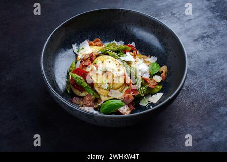 Grün glasierter Spargel mit frittiertem Schinken Stockfoto