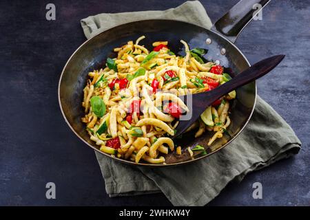 Traditionelles österreichisches schupfnudeln mit Gemüse und Kräutern als vegetarisches Gericht serviert als Nahaufnahme in einer rustikalen Pfanne Stockfoto