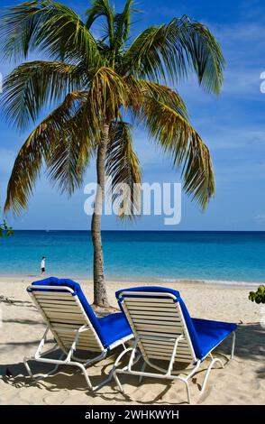 Liegestühle im Grand Anse Beach Grenada, Windward Island, Karibik Stockfoto