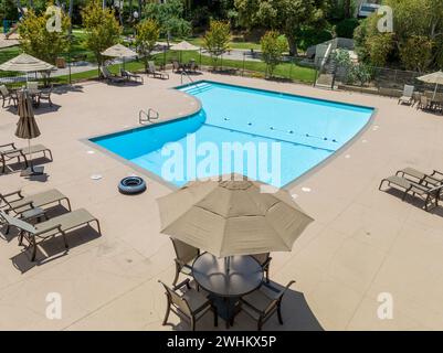 Luftaufnahme der Freizeiteinrichtungen mit Pool in einer privaten Wohnsiedlung in La Jolla Stockfoto