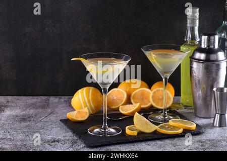 Zitronentropfen Martini mit Schale Stockfoto