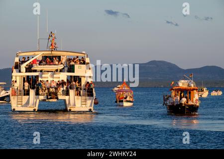 Boote in der Prozession von Fischern, die das Bild von Sant Pere tragen Stockfoto