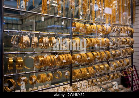 Gold im Schaufenster, Ausstellung, Angebot, Hochzeitsschmuck, Goldsouq, Markt, Deira, Dubai, Vereinigte Arabische Emirate, VAR Stockfoto