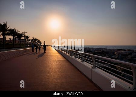 Sonnenuntergang, Walker, The Boardwalk, Uferpromenade, Palm Jumeirah, Dubai, Vereinigte Arabische Emirate, VAR Stockfoto