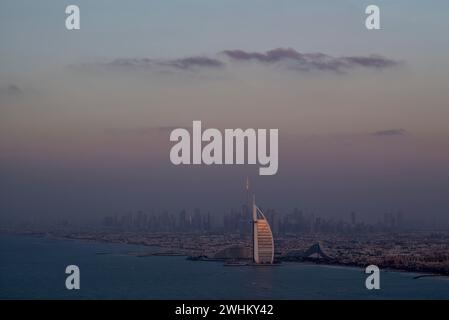 Blick von der Aussichtsplattform The View at the Palm, auf Hotel Burj al Arab, Burj Khalifa, Downtown, Palm Jumeirah, Abendlicht, Dubai, Vereinigte Arabische Emirate Stockfoto
