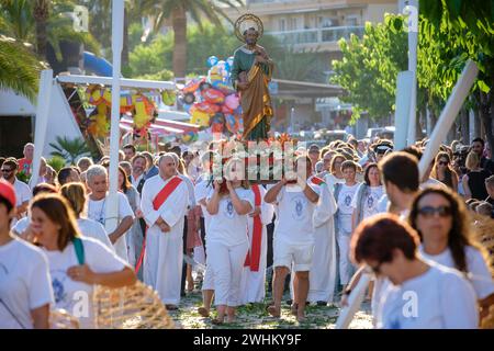 Prozession von Fischern, die das Bild von Sant Pere tragen Stockfoto