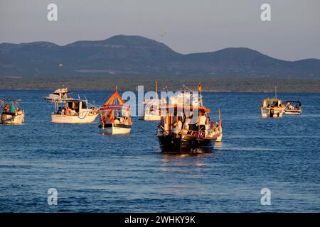 Boote in der Prozession von Fischern, die das Bild von Sant Pere tragen Stockfoto