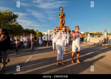 Prozession von Fischern, die das Bild von Sant Pere tragen Stockfoto