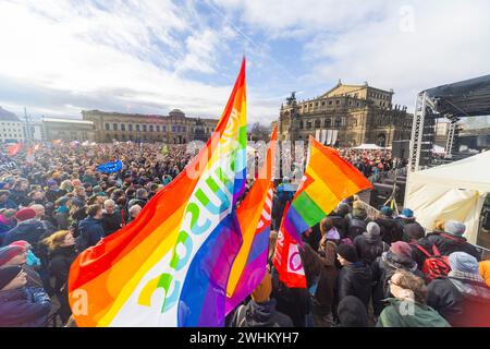 160 Organisationen und Initiativen demonstrierten am Samstag in Dresden gegen die Rechte. Rund 10 000 Teilnehmer marschierten vom Theaterplatz hinein Stockfoto