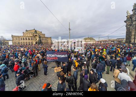 160 Organisationen und Initiativen demonstrierten am Samstag in Dresden gegen die Rechte. Rund 10 000 Teilnehmer marschierten vom Theaterplatz hinein Stockfoto