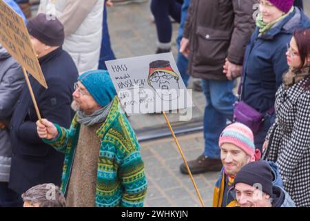 160 Organisationen und Initiativen demonstrierten am Samstag in Dresden gegen die Rechte. Rund 10 000 Teilnehmer marschierten vom Theaterplatz hinein Stockfoto