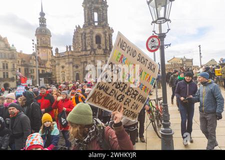 160 Organisationen und Initiativen demonstrierten am Samstag in Dresden gegen die Rechte. Rund 10 000 Teilnehmer marschierten vom Theaterplatz hinein Stockfoto