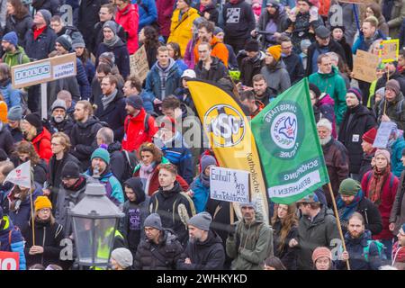 160 Organisationen und Initiativen demonstrierten am Samstag in Dresden gegen die Rechte. Rund 10 000 Teilnehmer marschierten vom Theaterplatz hinein Stockfoto