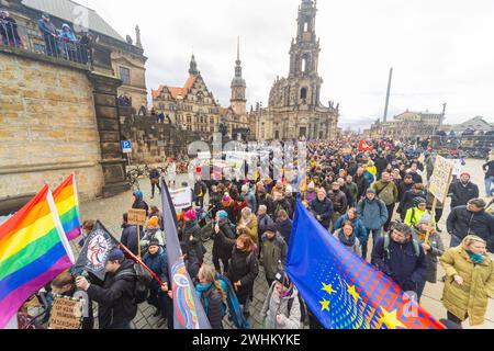 160 Organisationen und Initiativen demonstrierten am Samstag in Dresden gegen die Rechte. Rund 10 000 Teilnehmer marschierten vom Theaterplatz hinein Stockfoto