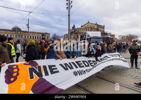 160 Organisationen und Initiativen demonstrierten am Samstag in Dresden gegen die Rechte. Rund 10 000 Teilnehmer marschierten vom Theaterplatz hinein Stockfoto