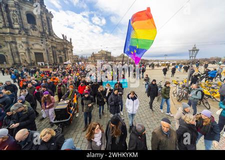 160 Organisationen und Initiativen demonstrierten am Samstag in Dresden gegen die Rechte. Rund 10 000 Teilnehmer marschierten vom Theaterplatz hinein Stockfoto