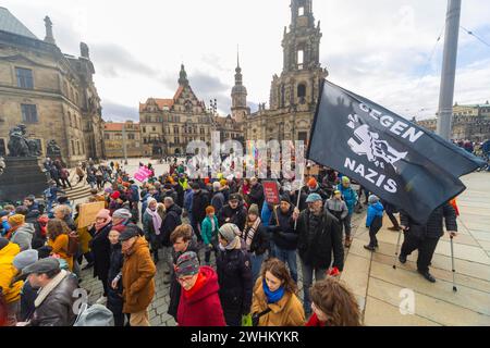 160 Organisationen und Initiativen demonstrierten am Samstag in Dresden gegen die Rechte. Rund 10 000 Teilnehmer marschierten vom Theaterplatz hinein Stockfoto