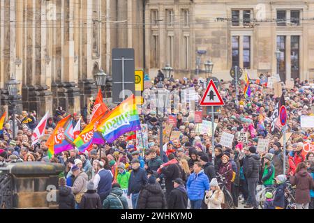 160 Organisationen und Initiativen demonstrierten am Samstag in Dresden gegen die Rechte. Rund 10 000 Teilnehmer marschierten vom Theaterplatz hinein Stockfoto