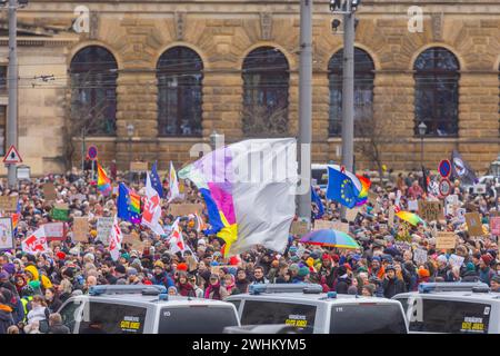 160 Organisationen und Initiativen demonstrierten am Samstag in Dresden gegen die Rechte. Rund 10 000 Teilnehmer marschierten vom Theaterplatz hinein Stockfoto