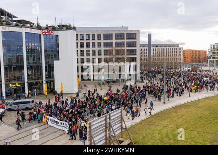 160 Organisationen und Initiativen demonstrierten am Samstag in Dresden gegen die Rechte. Rund 10 000 Teilnehmer marschierten vom Theaterplatz hinein Stockfoto