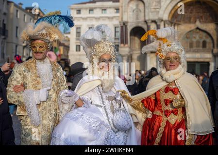 Einheimische und Besucher tragen Kostüme für Venedigs berühmtes und traditionelles Karneval Stockfoto