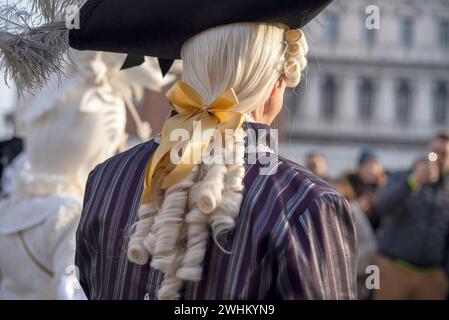 Einheimische und Besucher tragen Kostüme für Venedigs berühmtes und traditionelles Karneval Stockfoto