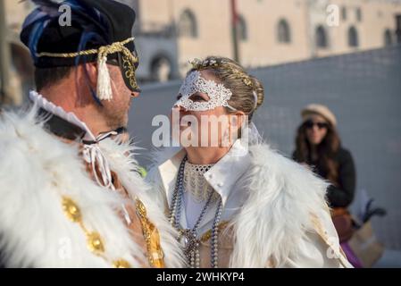 Einheimische und Besucher tragen Kostüme für Venedigs berühmtes und traditionelles Karneval Stockfoto