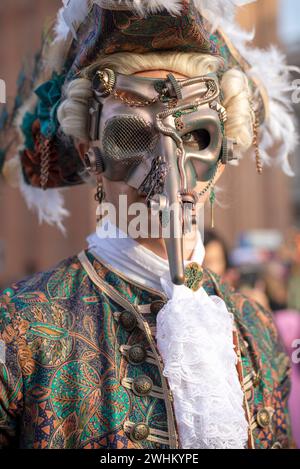 Einheimische und Besucher tragen Kostüme für Venedigs berühmtes und traditionelles Karneval Stockfoto