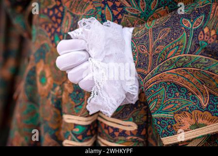 Einheimische und Besucher tragen Kostüme für Venedigs berühmtes und traditionelles Karneval Stockfoto