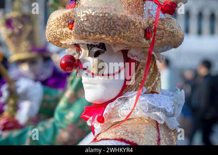 Einheimische und Besucher tragen Kostüme für Venedigs berühmtes und traditionelles Karneval Stockfoto