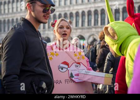 Einheimische und Besucher tragen Kostüme für Venedigs berühmtes und traditionelles Karneval Stockfoto