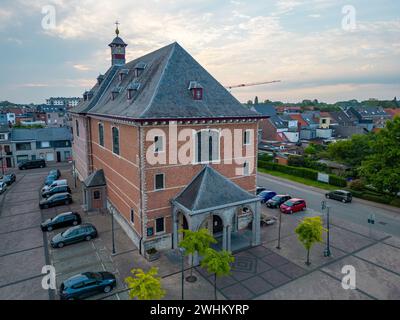 Duffel, Antwerpen, Belgien, 15. Juni 2023, aus der Vogelperspektive über die Kirche der Heiligen Maria des guten Willens oder Onze Lieve Vrouw Van GOE Stockfoto