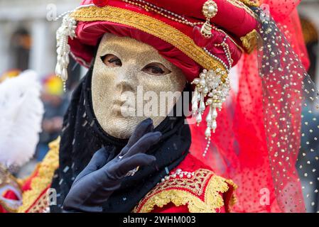 Einheimische und Besucher tragen Kostüme für Venedigs berühmtes und traditionelles Karneval Stockfoto