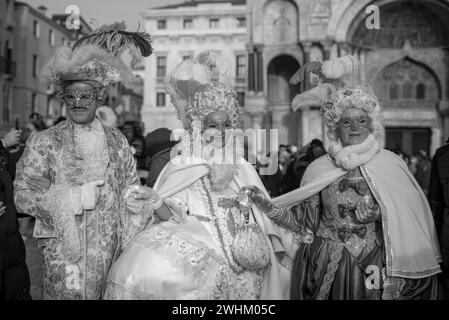 Einheimische und Besucher tragen Kostüme für Venedigs berühmtes und traditionelles Karneval Stockfoto