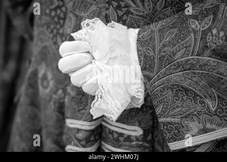 Einheimische und Besucher tragen Kostüme für Venedigs berühmtes und traditionelles Karneval Stockfoto