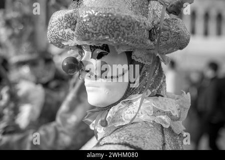 Einheimische und Besucher tragen Kostüme für Venedigs berühmtes und traditionelles Karneval Stockfoto