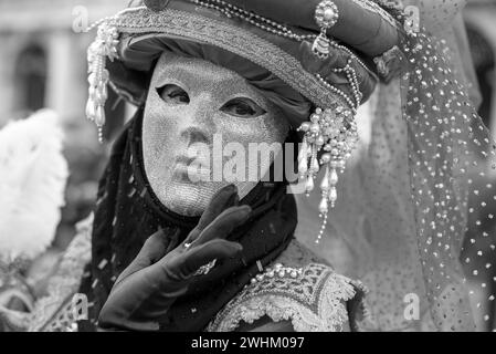 Einheimische und Besucher tragen Kostüme für Venedigs berühmtes und traditionelles Karneval Stockfoto