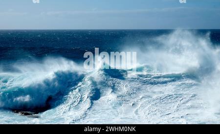 Wellen, Sturm verwüstete das Meer Stockfoto