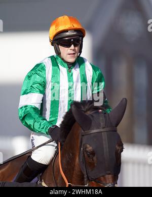 James Davies fährt auf der Newbury Racecourse in Berkshire auf Ballbay. Bilddatum: Samstag, 10. Februar 2024. Stockfoto