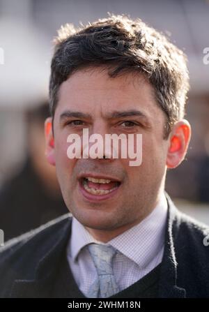 Trainer Oliver Greenall auf der Newbury Racecourse, Berkshire. Bilddatum: Samstag, 10. Februar 2024. Stockfoto