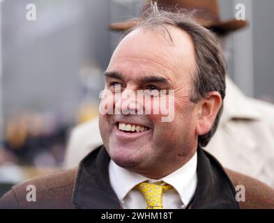 Trainer Alan King auf der Newbury Racecourse, Berkshire. Bilddatum: Samstag, 10. Februar 2024. Stockfoto