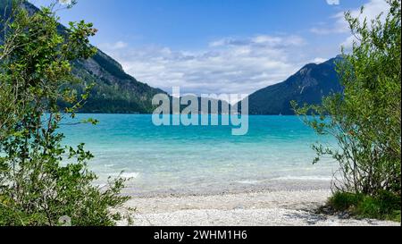 Wunderschöner Badestrand auf der Halbinsel Zwergern am Walchensee mit Blick auf Urfeld Stockfoto