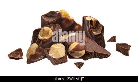 Dunkle Schokoladenstücke mit Haselnuss isoliert auf weißem Hintergrund Stockfoto